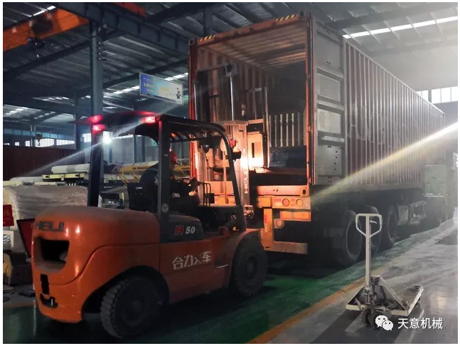 天意機(jī)械為柬埔寨客戶加工生產(chǎn)年產(chǎn)80萬平方輕質(zhì)墻板生產(chǎn)線成功裝車啟運(yùn)！